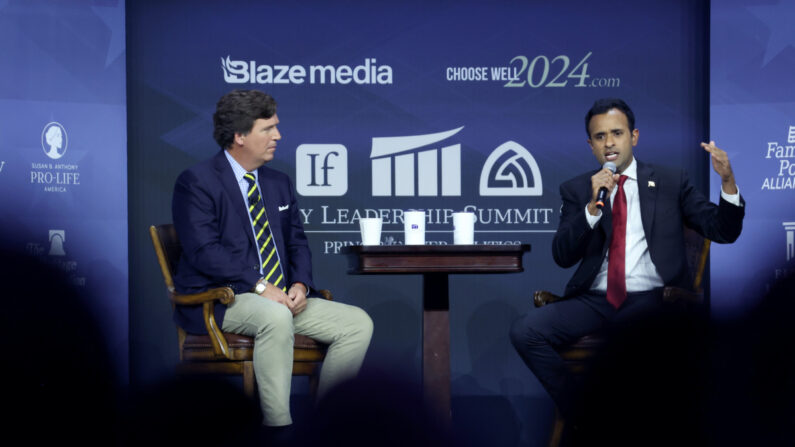 El candidato presidencial republicano Vivek Ramaswamy responde a las preguntas del expresentador de Fox News Television Tucker Carlson en la Cumbre de Liderazgo Familiar en Des Moines, Iowa, el 14 de julio de 2023. (Scott Olson/Getty Images)