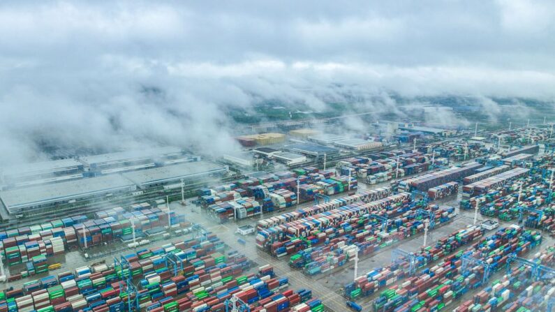 Contenedores marítimos apilados en el puerto de Zhoushan en Ningbo, en la provincia oriental china de Zhejiang, el 19 de abril de 2023. (STR/AFP vía Getty Images)