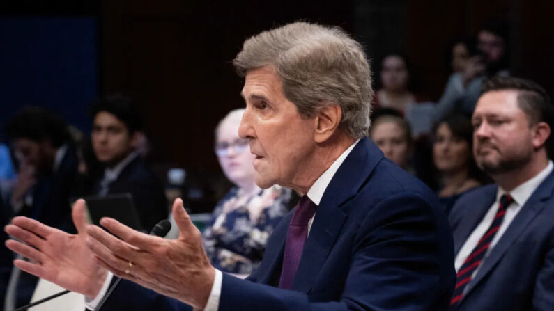 El enviado climático de EE.UU., John Kerry, testifica durante una audiencia del Subcomité de Supervisión y Responsabilidad de la Cámara de Representantes, en el Capitolio de EE.UU., el 13 de julio de 2023. (Brendan Smialowski/AFP vía Getty Images)