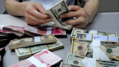 El PCCh baja las tasas de interés del dólar para estabilizar el yuan chino