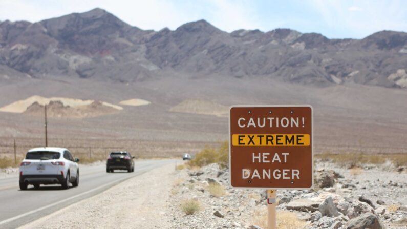 Una señal de advertencia de calor a lo largo de la autopista 190 durante una ola de calor en el Parque Nacional del Valle de la Muerte, en Death Valley, California, el 16 de julio de 2023. (Ronda Churchill/AFP vía Getty Images)