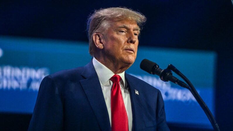 El expresidente y aspirante a la presidencia para las elecciones de 2024, Donald Trump, habla en la conferencia Turning Point Action USA, en West Palm Beach, Florida, el 15 de julio de 2023. (Giorgio Viera/AFP vía Getty Images)
