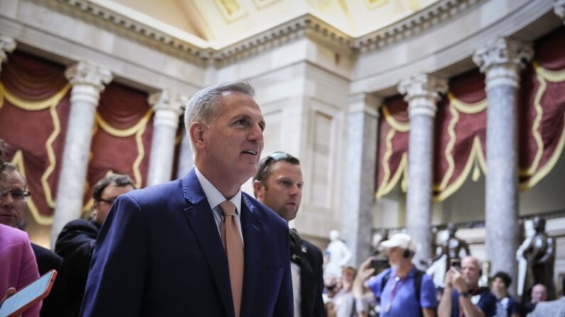 El presidente de la Cámara de Representantes, Kevin McCarthy (R-Calif.), se dirige a su despacho tras inaugurar la Cámara de Representantes en el Capitolio de EE. UU., en Washington, el 17 de julio de 2023. (Drew Angerer/Getty Images)
