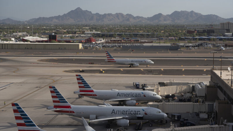 Un avión de American Airlines pasa junto a los aviones en sus puertas de embarque en el Aeropuerto Internacional Sky Harbor de Phoenix, Arizona, el 12 de julio de 2023. (Rebecca Noble/Getty Images/TNS)