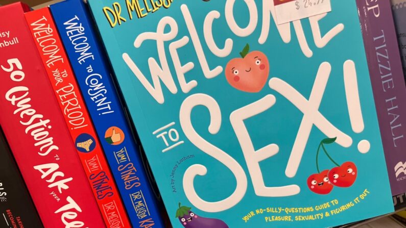 Portada de "Welcome to Sex" Dra. Melissa Kang y Yumi Stynes, presentadora del podcast de ABC Radio "Señoras, tenemos que hablar". Dirigido a niños de 10 a 15 años, el libro contiene ilustraciones detalladas e instrucciones sobre cómo mantener relaciones sexuales, así como información sobre los genitales masculinos y femeninos, y cuestiones de identidad de género. Esta foto está tomada en Sidney, Australia, el 19 de julio de 2023. (The Epoch Times)