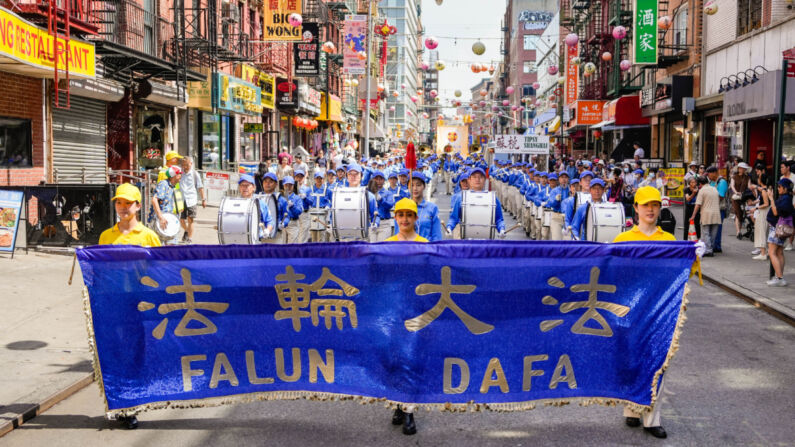 Practicantes de Falun Gong realizan un desfile para conmemorar el 24° aniversario de la persecución contra la disciplina espiritual en China, en el Barrio Chino de Nueva York, el 15 de julio de 2023. (Samira Bouaou/The Epoch Times)