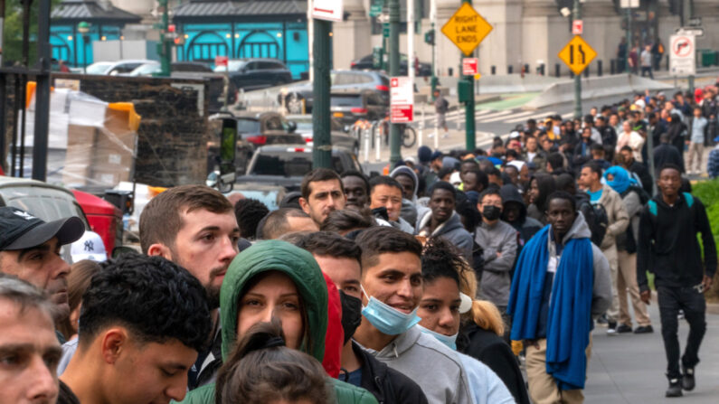 Cientos de inmigrantes ilegales que solicitan asilo hacen fila para ser citados por el Servicio de Inmigración y Control de Aduanas frente al edificio federal Jacob K. Javits de Nueva York, el 6 de junio de 2023. (David Dee Delgado/Getty Images)