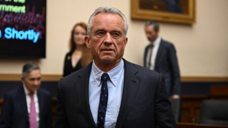 RFK Jr. se retracta de prohibición federal del aborto después de los tres meses de embarazo