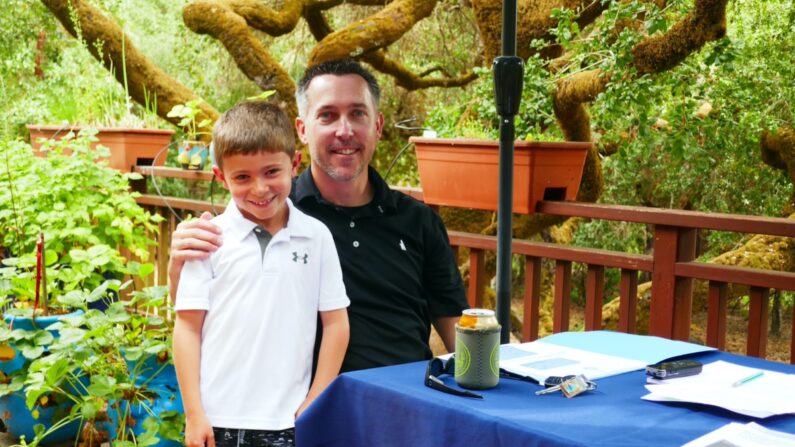 H.N. y su padre, Justin Nordgreen, en el patio trasero de su casa en Scotts Valley, California, el 16 de julio de 2023. (Steve Ispas/The Epoch Times)