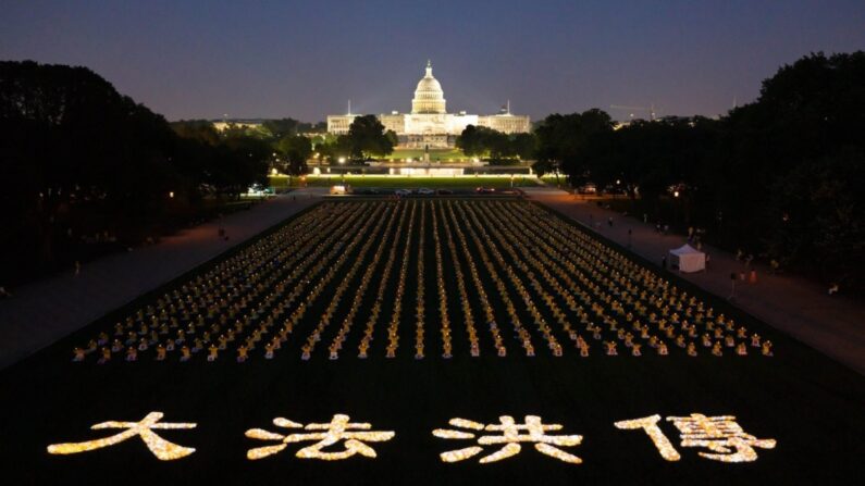 Más de 1500 seguidores de Falun Gong celebran una vigilia con velas en el National Mall de Washington el 20 de julio de 2023. La vigilia recuerda a los practicantes asesinados durante los 24 años de persecución del grupo espiritual por parte del Partido Comunista Chino. (Samira Bouaou/The Epoch Times)