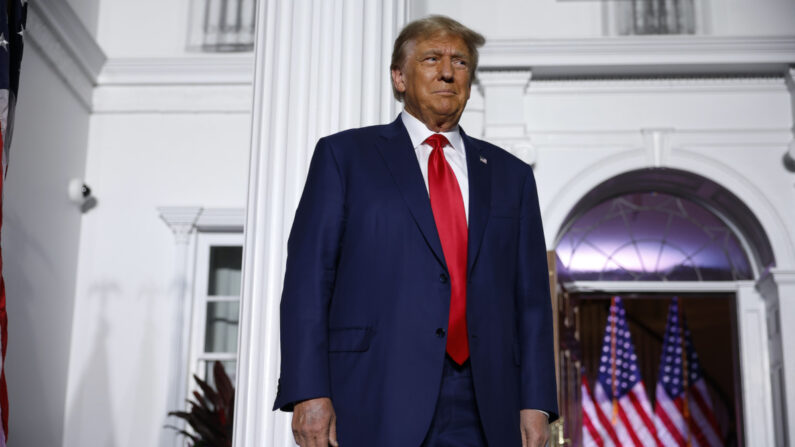 El expresidente Donald Trump se prepara para hablar en el Trump National Golf Club de Bedminster, Nueva Jersey, el 13 de junio de 2023. (Chip Somodevilla/Getty Images)
