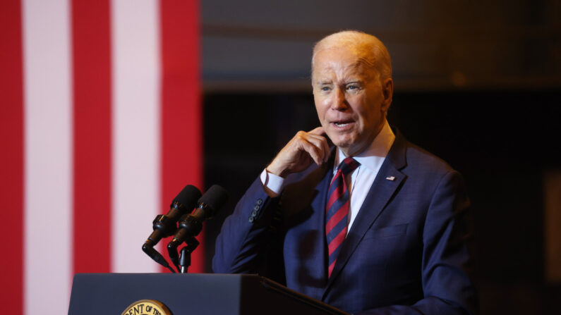 El presidente de EE. UU., Joe Biden, habla sobre energías renovables en el astillero de Filadelfia (Pensilvania) el 20 de julio de 2023. (Spencer Platt/Getty Images)