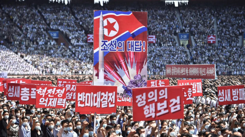 Residentes de Pyongyang en una manifestación masiva para conmemorar el 73º aniversario de la Guerra de Corea en el Mayday Stadium de Pyongyang, el 25 de junio de 2023. (Kim Won Jin/AFP vía Getty Images)
