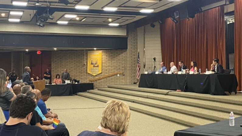 El superintendente de Instrucción Pública del Estado de California (I), Tony Thurmond, habla como comentarista público en una reunión del Distrito Escolar Unificado de Chino Valley en Chino, California, el 20 de julio de 2023. (Micaela Ricaforte/The Epoch Times)