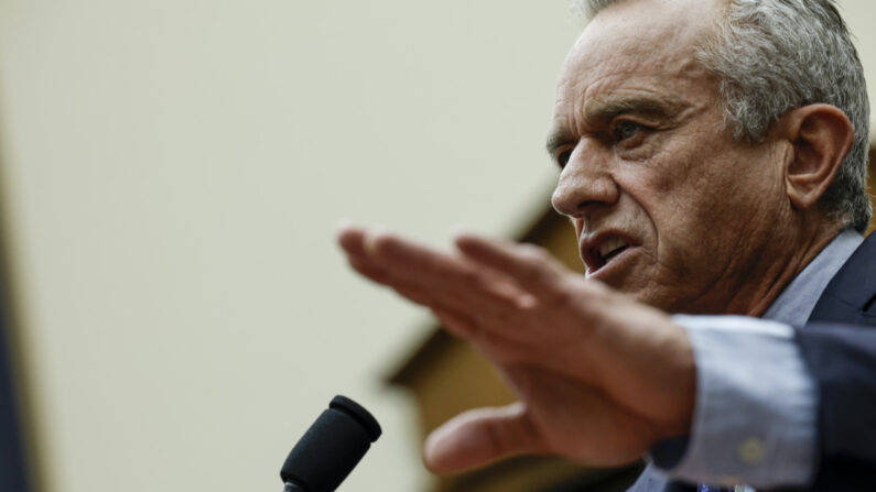 El candidato presidencial demócrata Robert F. Kennedy Jr. habla durante una audiencia con el Subcomité Judicial de la Cámara de Representantes sobre el Uso como Arma del Gobierno Federal en el Capitolio, en Washington, el 20 de julio de 2023. (Anna Moneymaker/Getty Images)
