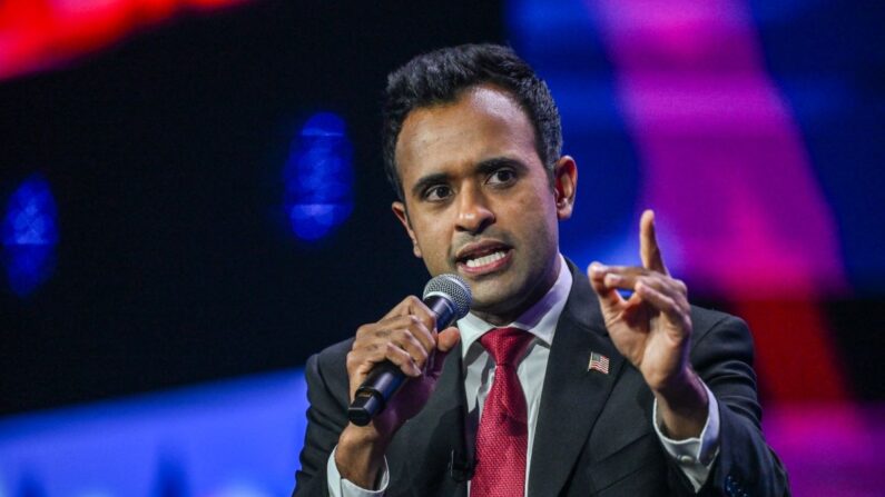 Vivek Ramaswamy, aspirante republicano a la presidencia en 2024, habla en la conferencia Turning Point Action USA en West Palm Beach, Florida, el 15 de julio de 2023. (Giorgio Viera/AFP vía Getty Images)