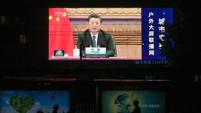 Una pantalla grande muestra un programa de noticias con el líder chino Xi Jinping hablando por video en la apertura de la Cumbre BRICS virtual organizada por India, en una calle de Beijing, el 10 de septiembre de 2021. (Greg Baker/AFP vía Getty Images)
