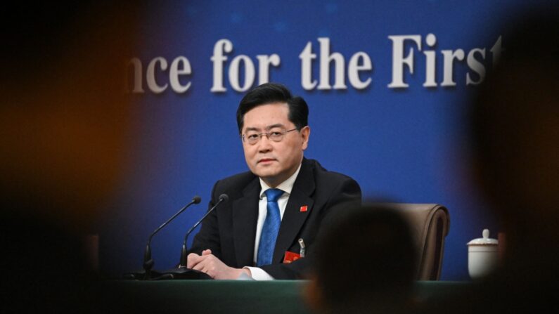 El ministro de Asuntos Exteriores de China, Qin Gang, asiste a una rueda de prensa en el Centro de Prensa de la Asamblea Popular Nacional (APN) en Beijing, el 7 de marzo de 2023. (Noel Celis/AFP vía Getty Images)
