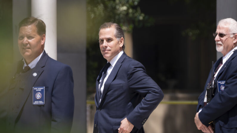 Hunter Biden abandona el Edificio Federal J. Caleb Boggs, en Wilmington, Delaware, el 26 de julio de 2023. (Madalina Vasiliu/The Epoch Times)
