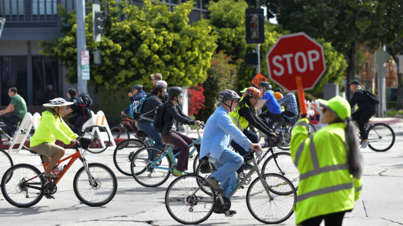 La gente anda en bicicleta en calles sin automóviles durante un evento de CicLAvia, en Culver City, California, el 3 de marzo de 2019. (Chris Delmas/AFP vía Getty Images)
