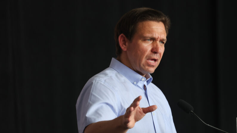 El candidato presidencial republicano, el gobernador de Florida Ron DeSantis, habla en la recaudación de fondos de la "Operación Top Nunn: Saludo a Nuestras Tropas" del representante estadounidense Zach Nunn en Ankeny, Iowa, el 15 de julio de 2023. (Scott Olson/Getty Images)
