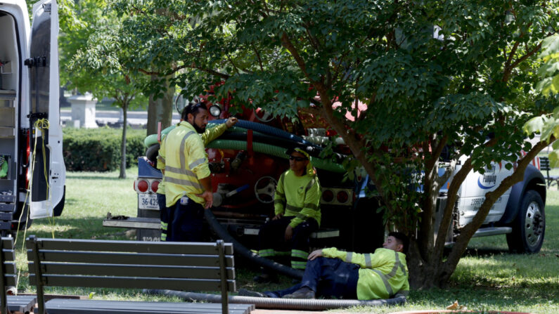 Trabajadores de la construcción descansan a la sombra durante los trabajos de mantenimiento en el Parque Lafayette, en Washington, D.C., el 27 de julio de 2023 (Anna Moneymaker/Getty Images)
