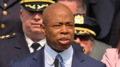NYC: Alcalde califica agresiones contra policías como inaceptables tras ataque en refugio de migrantes