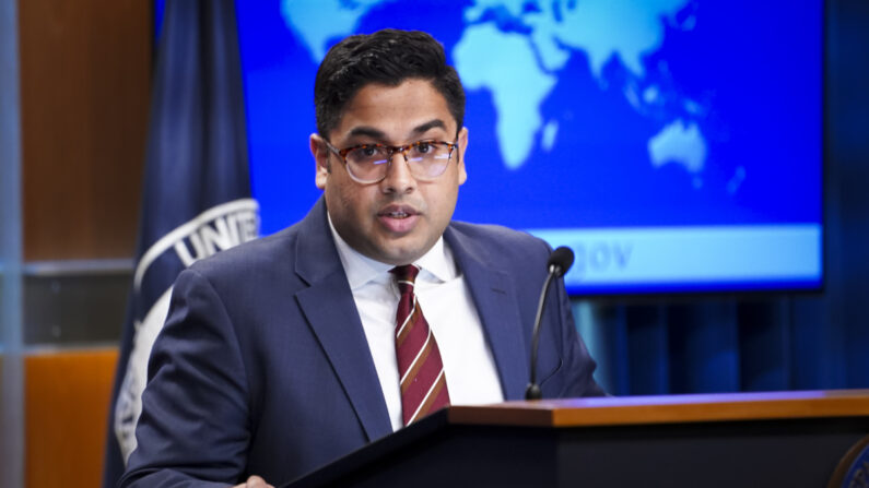 El portavoz del Departamento de Estado, Vedant Patel, habla con los periodistas durante una conferencia de prensa en el Departamento de Estado, en Washington, el 27 de julio de 2023. (Madalina Vasiliu/The Epoch Times)
