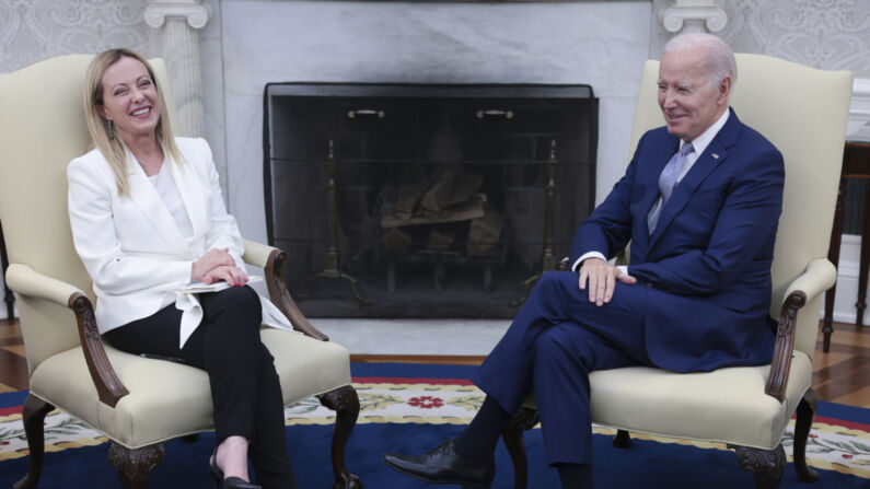 El presidente de EE. UU., Joe Biden, se reúne con la primera ministra italiana, Giorgia Meloni, en la Oficina Oval de la Casa Blanca, el 27 de julio de 2023 en Washington, D.C. (Gana McNamee/Getty Images)