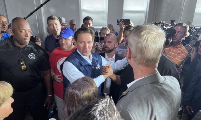 El gobernador de Florida, Ron DeSantis, saluda a sus partidarios en una parada de campaña en Chariton, Iowa, el 27 de julio de 2023. (Lawrence Wilson/The Epoch Times)
