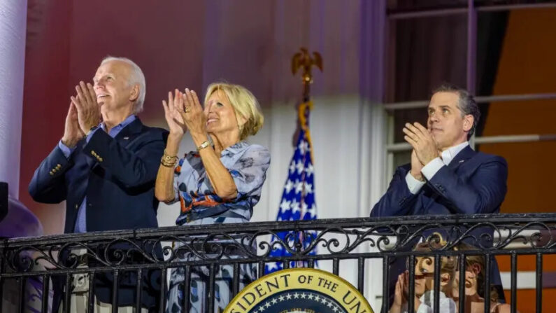 (De Izq. a Der.) El presidente Joe Biden, la primera dama Jill Biden y Hunter Biden observan los fuegos artificiales en el jardín sur de la Casa Blanca el 4 de julio de 2023. (Tasos Katopodis/Getty Images)