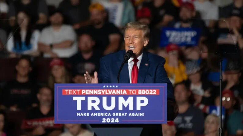 El expresidente y aspirante a la presidencia de 2024, Donald Trump, habla durante un acto de campaña en Erie, Pensilvania, el 29 de julio de 2023. (Joed Viera/AFP vía Getty Images)