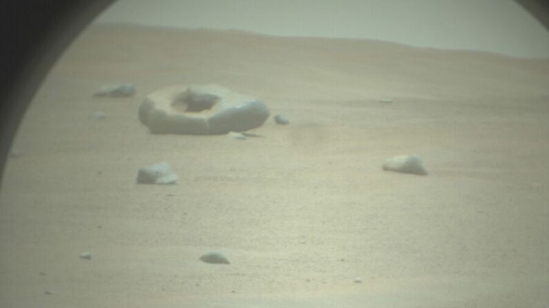 La sonda Mars Perseverance de la NASA captó esta imagen en el cráter Jezero del planeta rojo el 23 de junio de 2023, utilizando su cámara SuperCam Remote Micro-Imager. (NASA/JPL-Caltech/LANL/CNES/IRAP)
