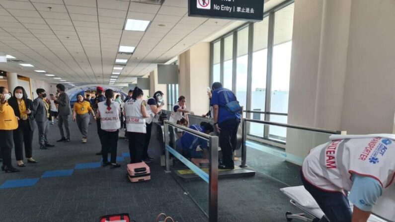 Un equipo médico se despliega para salvar a una mujer después de que su pierna quedara atrapada en una pasarela en movimiento en el Aeropuerto Internacional Don Mueang de Bangkok, Tailandia, el 29 de junio de 2023. (Cortesía del Aeropuerto Internacional Don Mueang-DMK)
