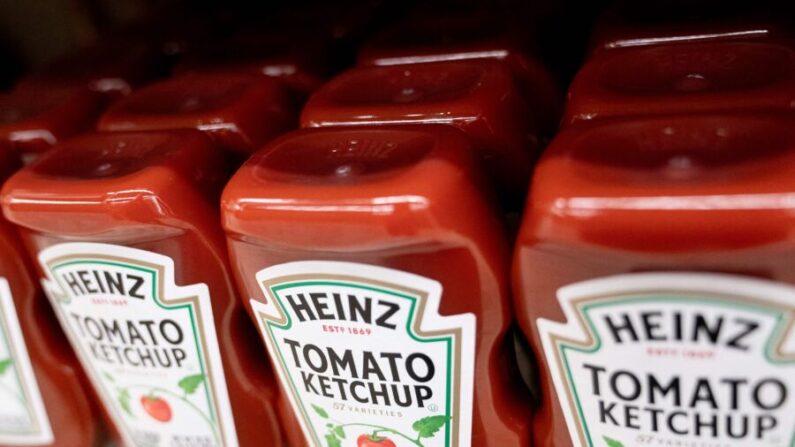 Ketchup Heinz expuesta en una estantería de un supermercado de Washington el 15 de febrero de 2023. (Stefani Reynolds/AFP vía Getty Images)