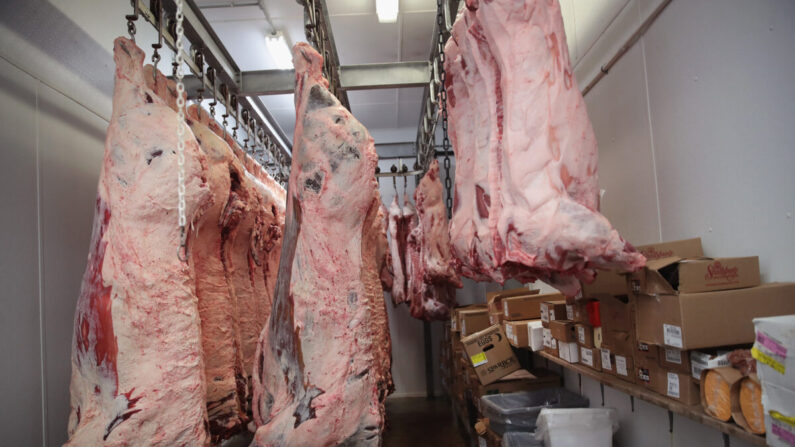 Carnes de res y de cerdo cuelgan en la nevera a la espera de ser procesadas en Elma, Iowa, el 25 de julio de 2018. (Scott Olson/Getty Images)
