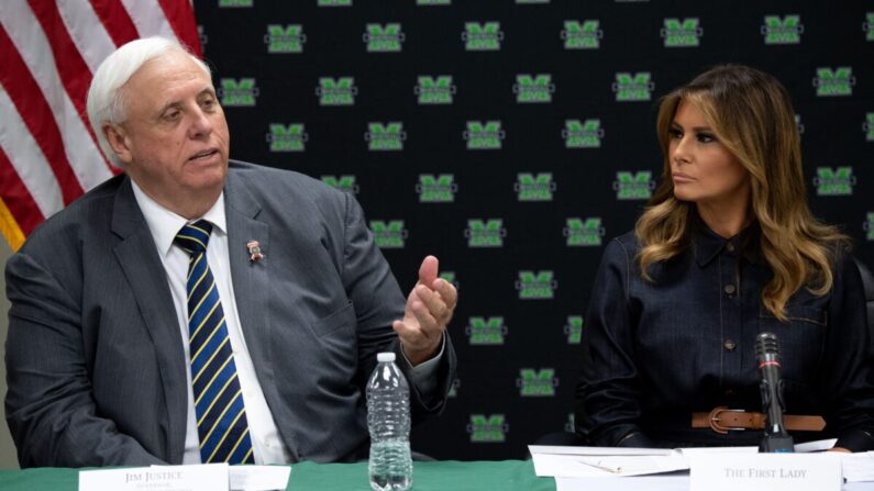 El gobernador de Virginia Occidental, Jim Justice (izquierda), asiste a una mesa redonda con la primera dama Melania Trump en Huntington, Virginia Occidental, el 8 de julio de 2019. (Saul Loeb/AFP vía Getty Images)