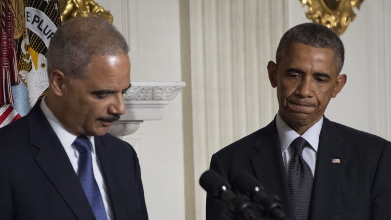 El presidente Barack Obama (d) y el fiscal general Eric Holder en la Casa Blanca el 25 de septiembre de 2014. (Jim Watson/AFP/Getty Images)