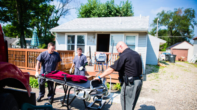 La policía se encuentra en la casa de un hombre que fue encontrado muerto por una aparente sobredosis de drogas en el barrio de Drexel del condado de Montgomery, Ohio, el 3 de agosto de 2017. (Benjamin Chasteen/The Epoch Times)