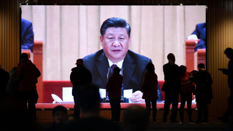 La gente pasa frente a una pantalla que muestra imágenes del líder chino Xi Jinping en el Museo Nacional de China, en Beijing, el 27 de febrero de 2019. (Wang Zhao/AFP vía Getty Images)
