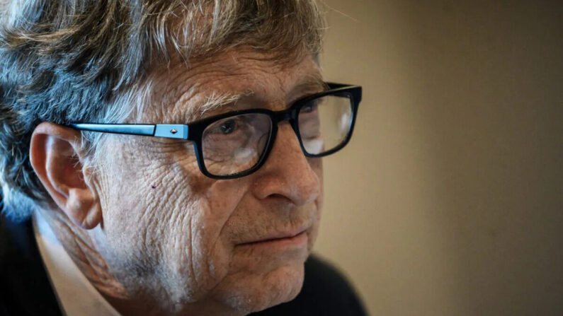 El fundador de Microsoft, copresidente de la Fundación Bill y Melinda Gates, Bill Gates, participa en una conferencia telefónica en Lyon, Francia, el 9 de octubre de 2019. (Jeff Pachoud/AFP vía Getty Images)
