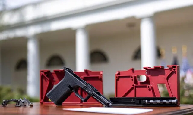 Una "pistola fantasma" antes del inicio de un evento sobre violencia con armas de fuego en el jardín de rosas de la Casa Blanca, en Washington, el 11 de abril de 2022. (Drew Angerer/Getty Images)