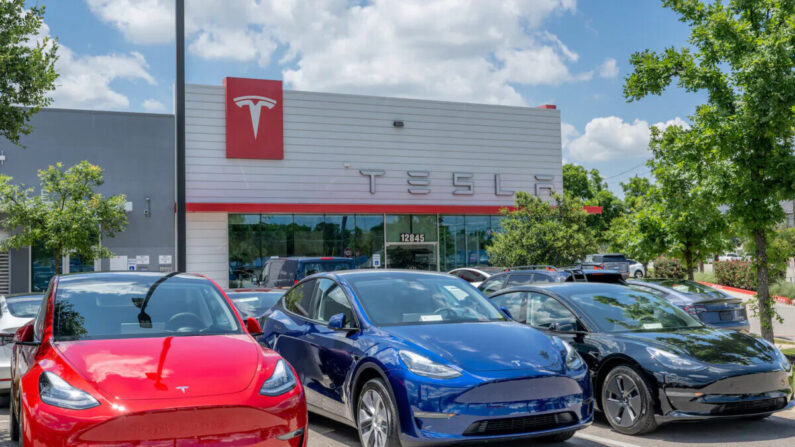 Vehículos Tesla Model Y se encuentran a la venta en un concesionario de automóviles Tesla, en Austin, Texas, el 31 de mayo de 2023. (Brandon Bell/Getty Images)
