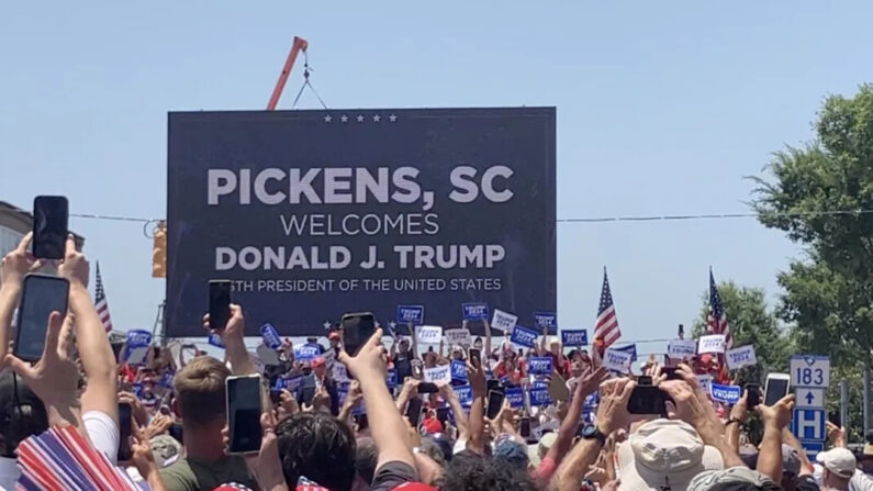 Una multitud saluda al expresidente Donald Trump cuando llega para un mitin en Pickens, Carolina del Sur, el 1 de julio de 2023. (The Epoch Times/Janice Hisle)
