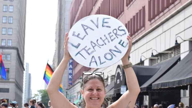 Una mujer posa para una foto en la "protesta bailable" que se opuso a la cumbre nacional de Moms for Liberty, en Filadelfia, el 1 de julio de 2023. (Beth Brelje/The Epoch Times)
