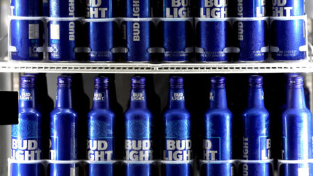 Ventas de Bud Light se desploman en feriado del 4 de julio tras fuerte reacción por marketing con transexual