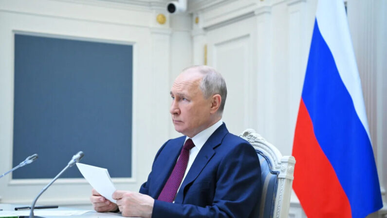 El presidente ruso, Vladimir Putin, asiste a una reunión del Consejo de Jefes de Estado de la Organización de Cooperación de Shanghai (OCS) a través de una videoconferencia en el Kremlin, el 4 de julio de 2023. (Alexander Kazakov/Sputnik/AFP vía Getty Images)
