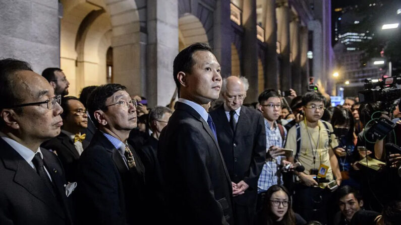 Dennis Kwok (centro) frente al Tribunal de Apelación Final de Hong Kong, el 8 de noviembre de 2016, después de una marcha silenciosa en protesta por un fallo de China que prohíbe efectivamente que dos legisladores independentistas asuman el cargo. (Anthony Wallace/AFP vía Getty Images)
