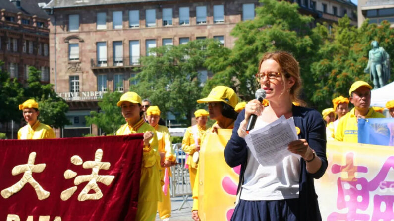 Sandra Genin, practicante de Falun Gong, habla en Kléber Square, Estrasburgo, Francia, el 24 de junio de 2023. (Phuong Hoang/Edición vietnamita de The Epoch Times)
