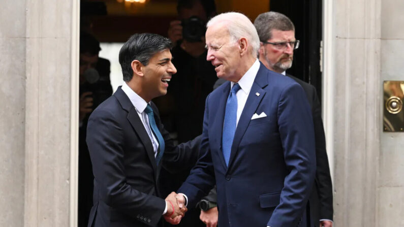 El primer ministro británico Rishi Sunak (izq.) se despide del presidente estadounidense Joe Biden tras su reunión en el número 10 de Downing Street, en Londres, el 10 de julio de 2023. (Leon Neal/Getty Images)
